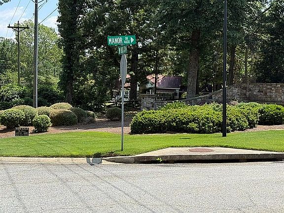3rd image of 4609 Manor Dr