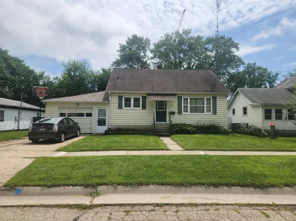 504 E Edgewater St, Portage, WI 53901