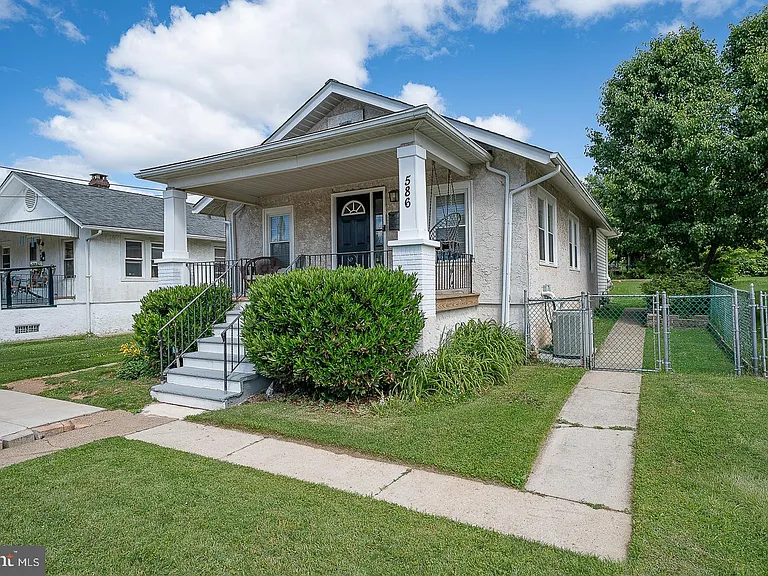586 Summit St — Photo 3