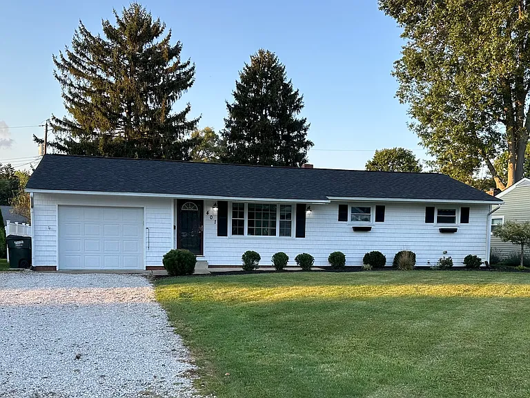 401 Holl Rd NE — Photo 1