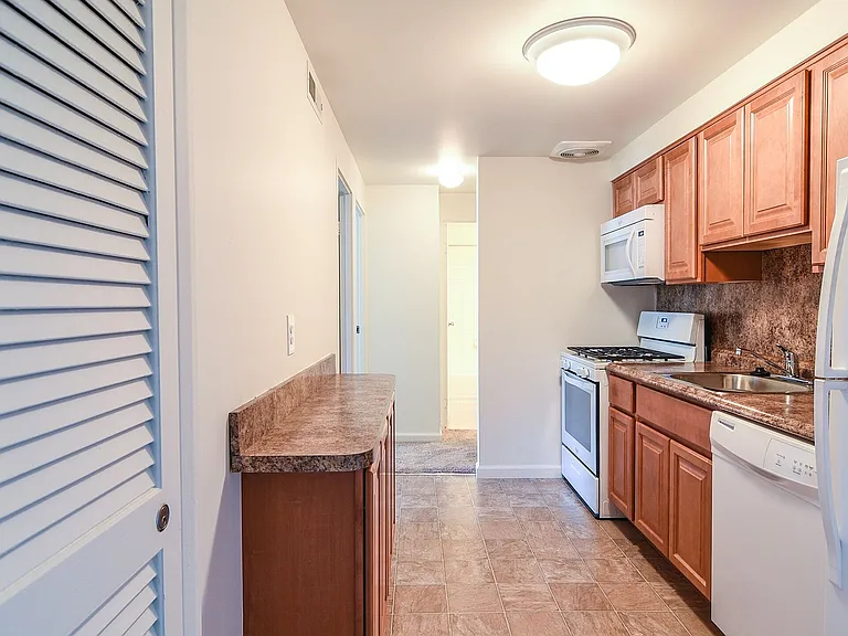 2016-10-31_Park Crescent Apartments-032