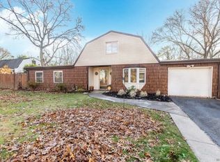 22 Hettys Path, Farmingville, NY 11738