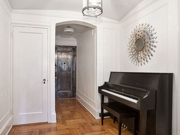 4th image of 1065 Lexington Ave APT 2B