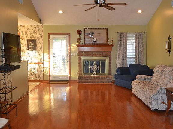Vaulted Ceiling, fireplace