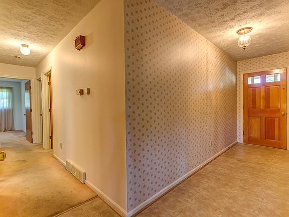 3rd image of 600 Buckingham Ln