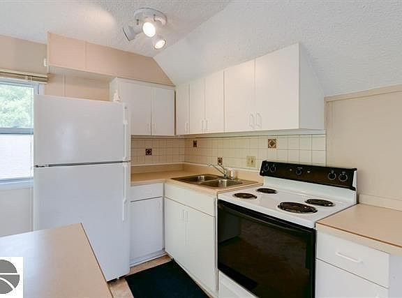 5th image of 207 S Cedar St