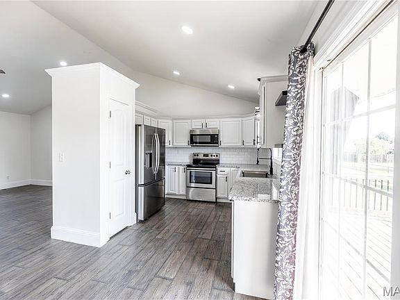 3rd image of 181 Glen Dr
