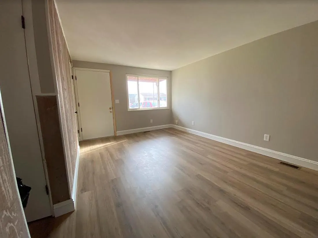 Spacious living room - 775 Maurine Dr