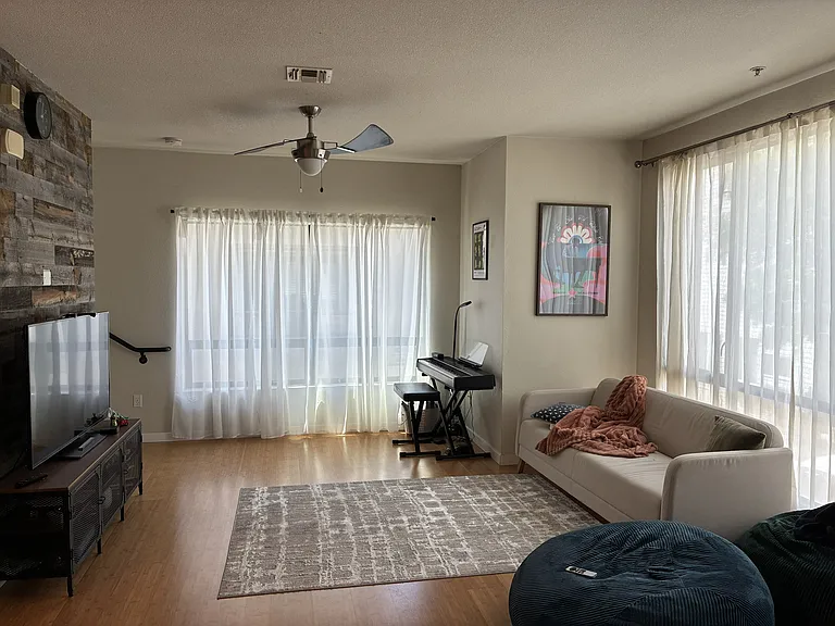 907 Zephyr Dr — Photo 2