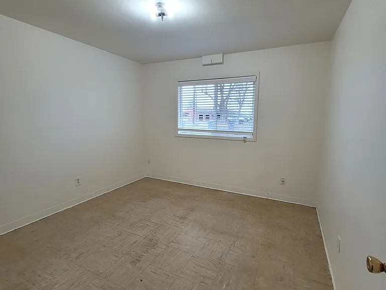 916-918 Lowry St — Photo 12