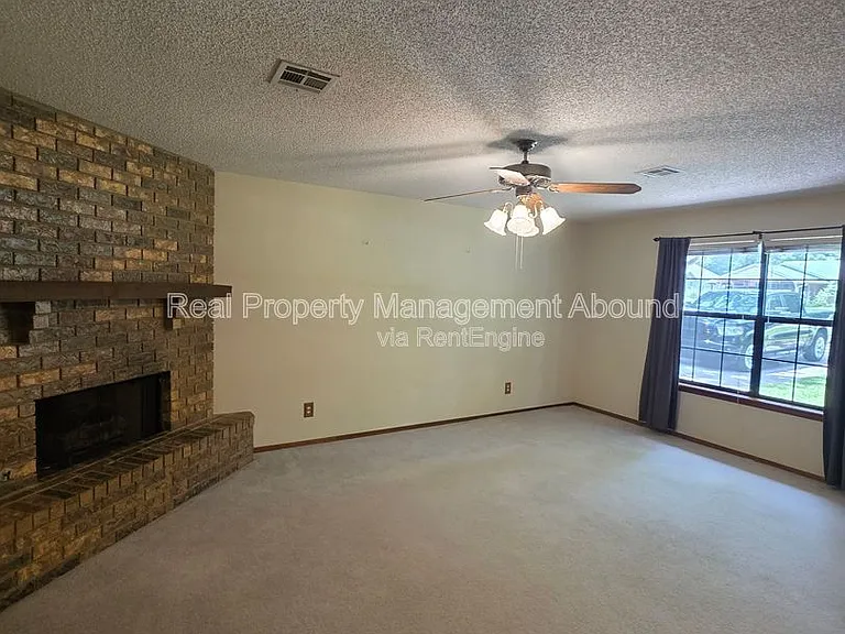 105 W Boston St — Photo 4