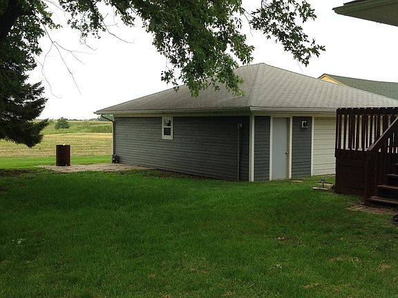 Detached garage. 