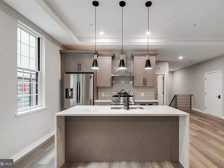 752 S 16th St #1B — Photo 2