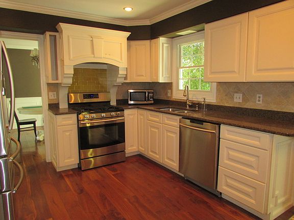 5th image of 1910 Cambridge Dr