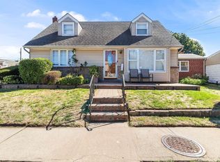 37 Holland Ct, Valley Stream, NY 11580