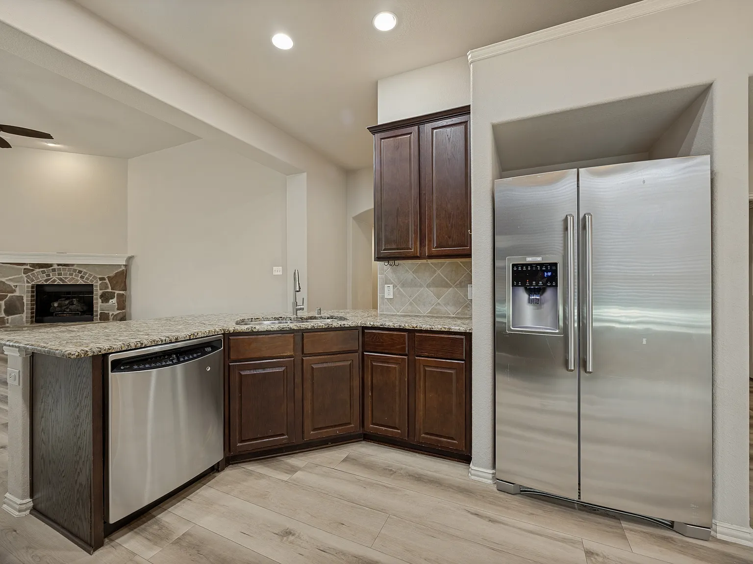 3 bed, 2216 sqft, $2,450 — Photo 2