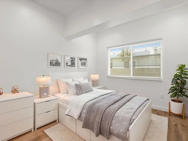 1537 Centinela Ave — Photo 18