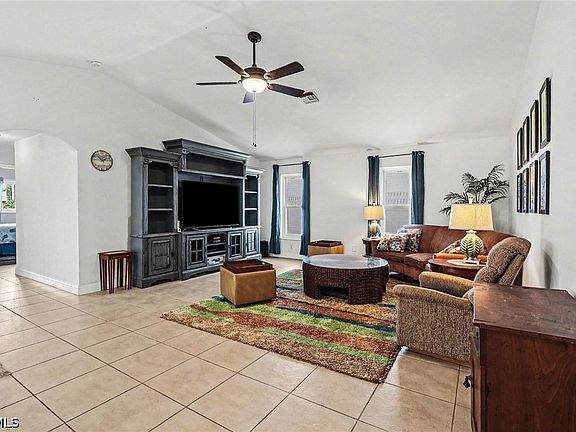 4th image of 3754 SE 3rd Ave