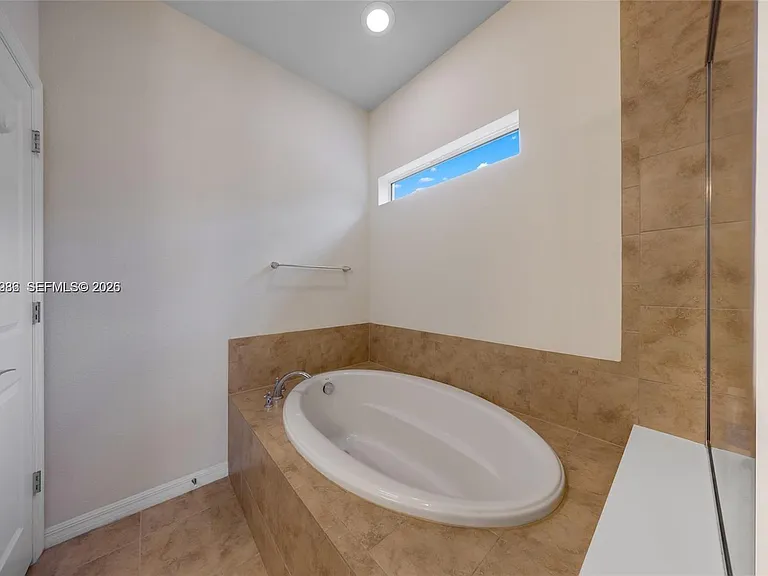 932 Banyan Dr — Photo 16