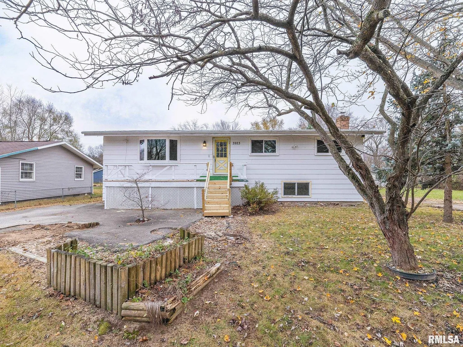 3923 Lakeview Dr photo 1