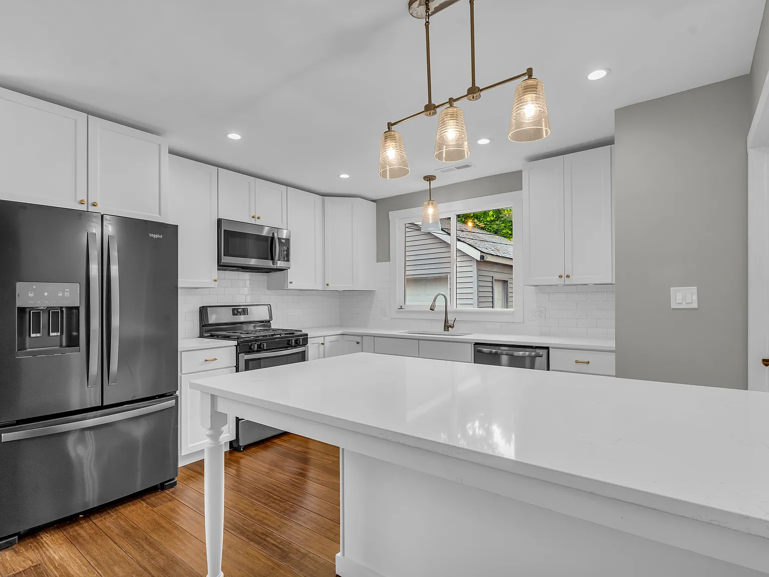 2 bed, 890 sqft, $2,000 — Photo 4