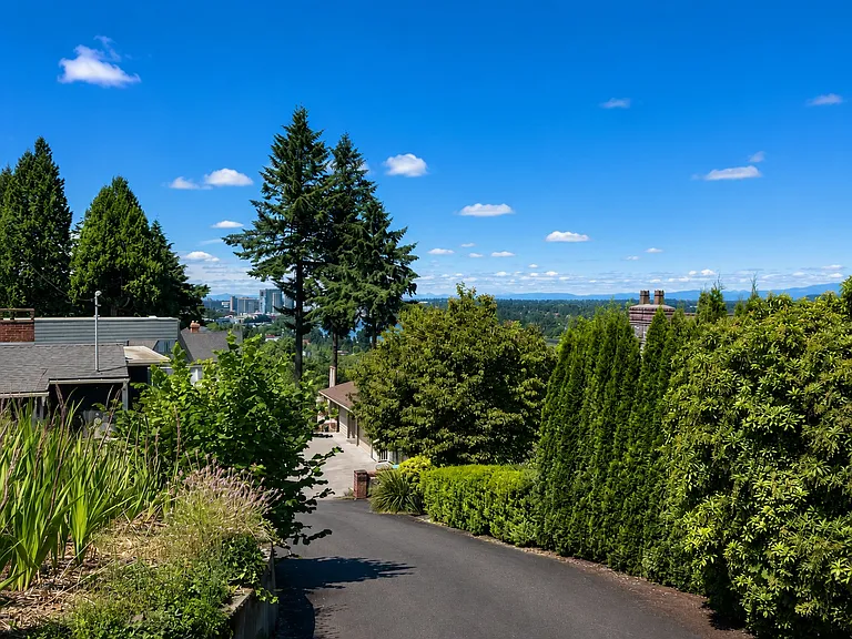 Driveway scenic approach