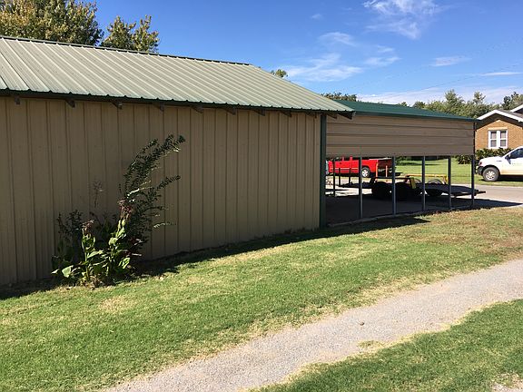 2 Car Garage/2 Car Carport