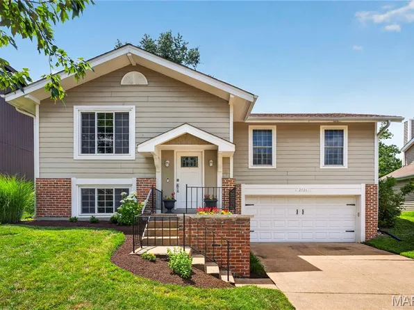 2521 Rain Forest Dr, Ballwin, MO 63011