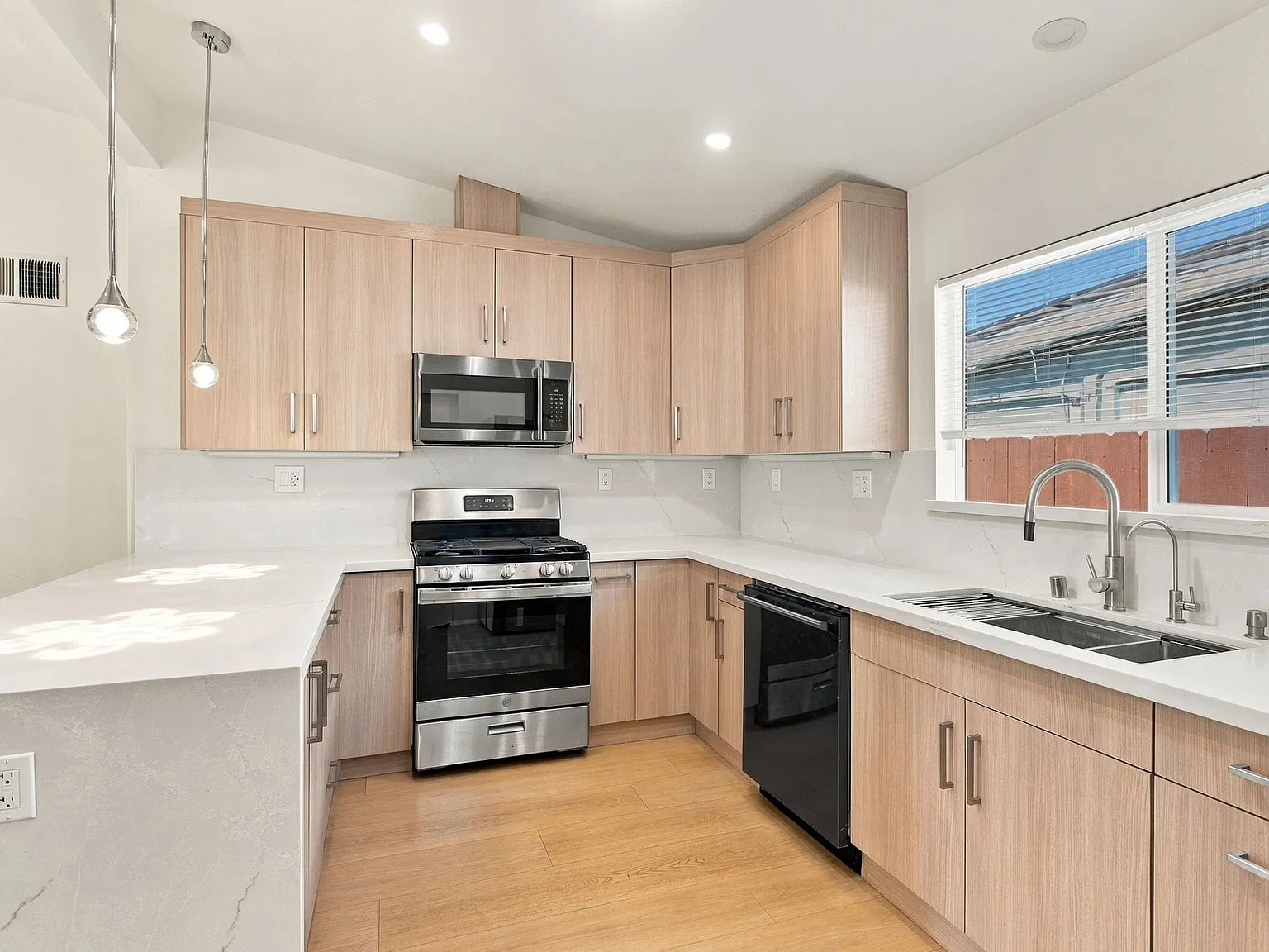 3 bed, 1200 sqft, $4,999 — Photo 4