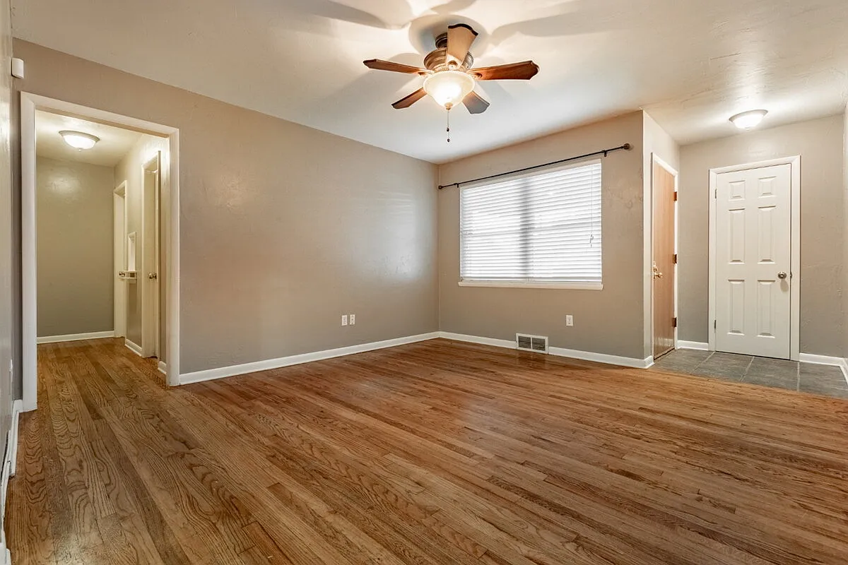 3 bed, 1.5 bath, 1095 sqft, $1,495 — Photo 2