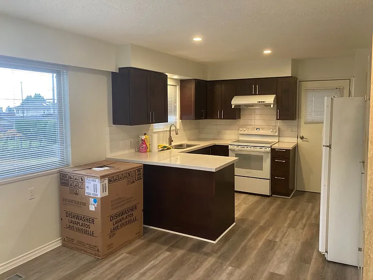 5704 Dundas St #UPPER — Photo 5