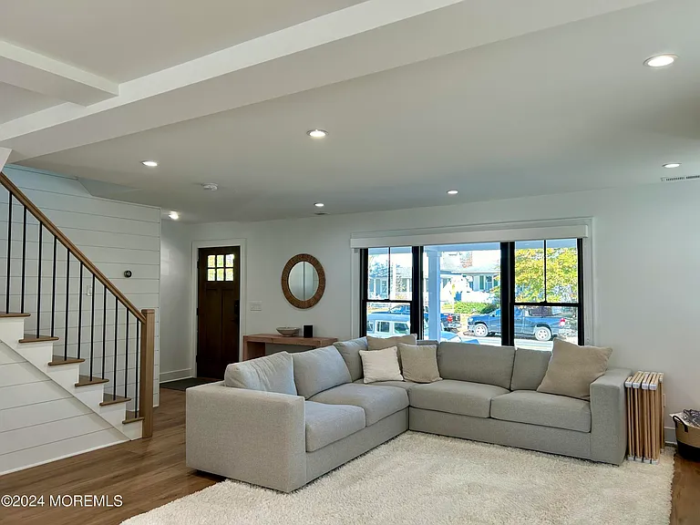 411 Sylvania Ave — Photo 6