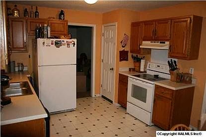 3rd image of 121 Brass Oak Dr