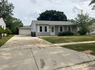 328 Cedar Cir, Streamwood, IL