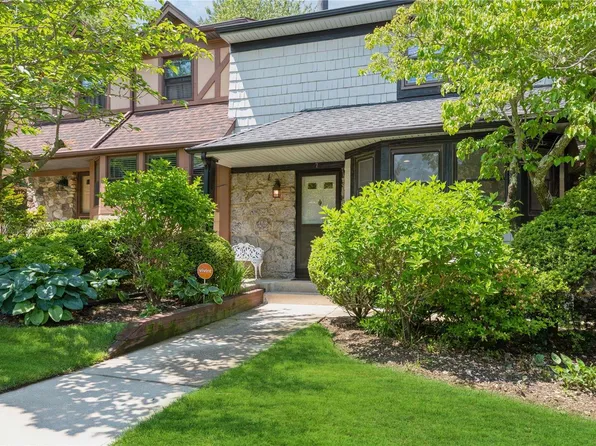 7 Village Lane #7, Woodbury, NY 11797