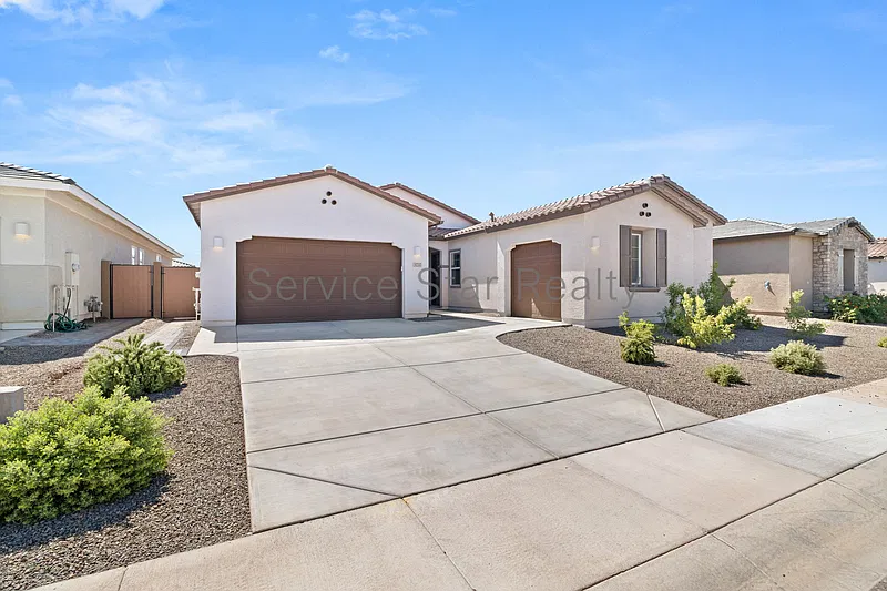 5 bed, 4.0 bath, 3200 sqft, $3,200 — Photo 2