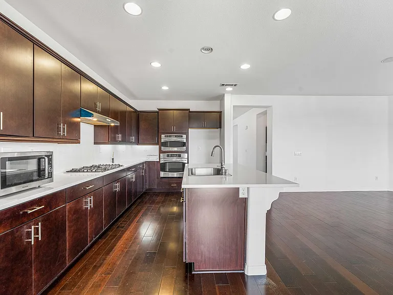 1364 Wellington Dr — Photo 14