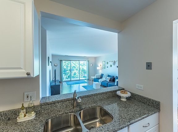 5th image of 907 Curtiss St APT 302