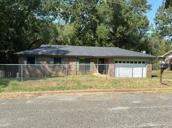 605 Crestwood Dr, Palestine, TX 75803