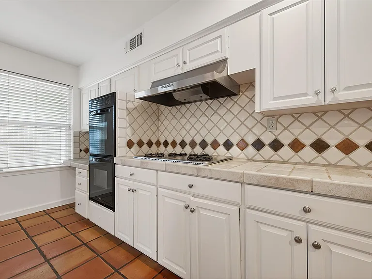 5643 Piping Rock Ln — Photo 22