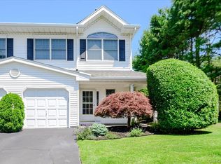1 S Country Common, West Islip, NY 11795