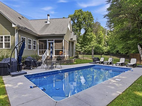 4th image of 285 Riverwood Dr