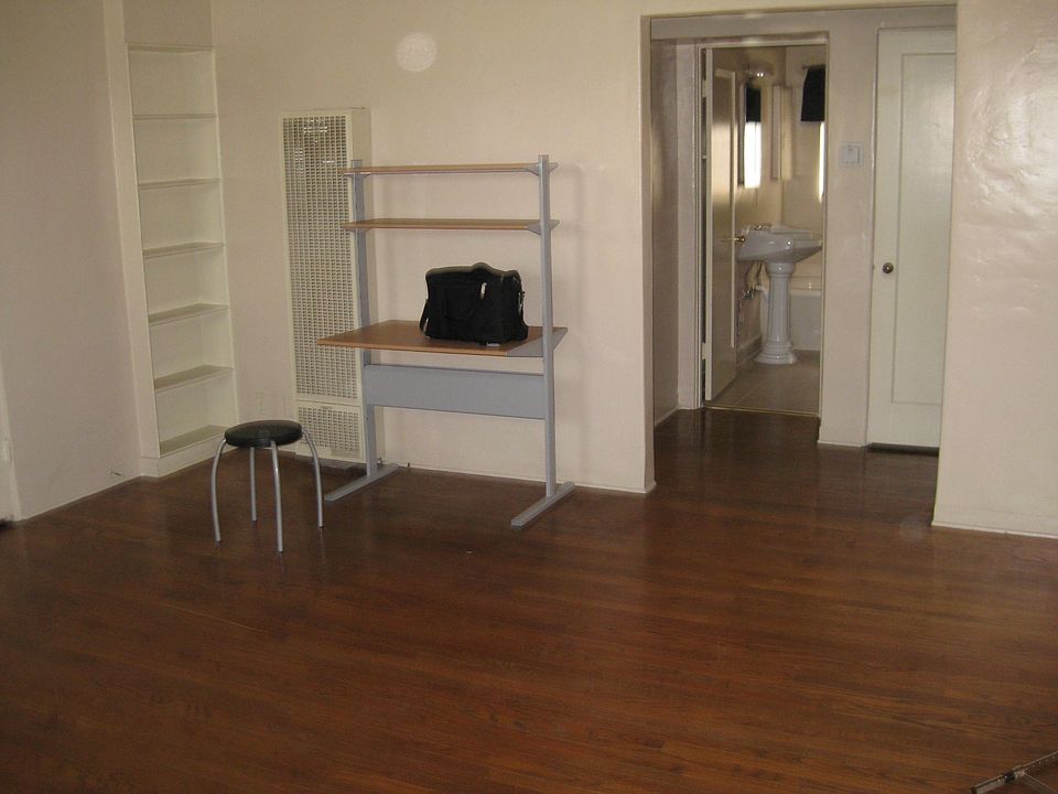 2nd image of 1521 Huntington Dr