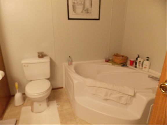 4th image of 240 Lakeview Dr