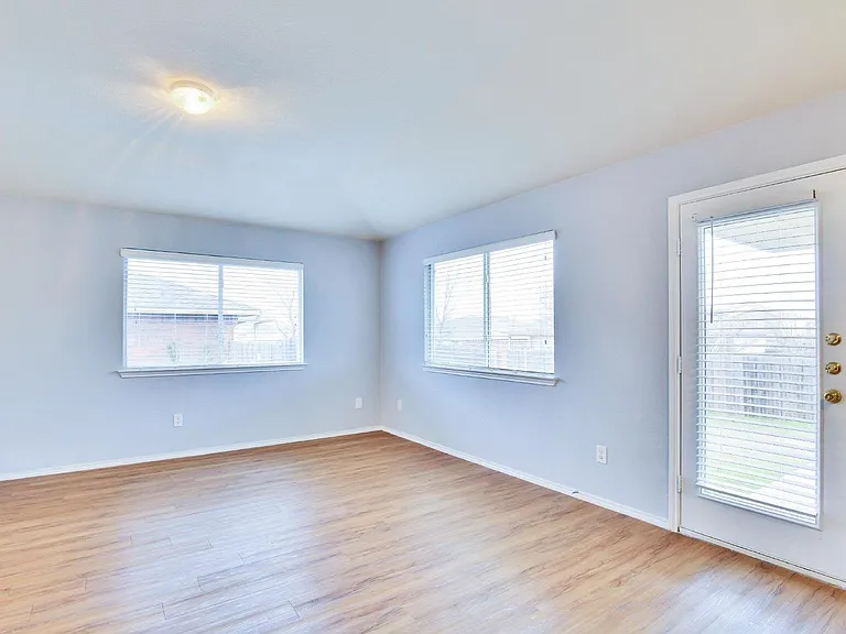 1002 Remington Dr — Photo 3