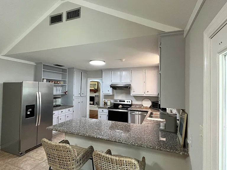 121 Spring Dr — Photo 7