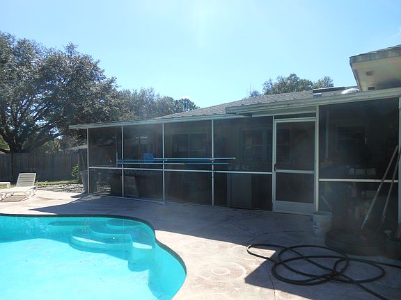 Large screened porch overloo