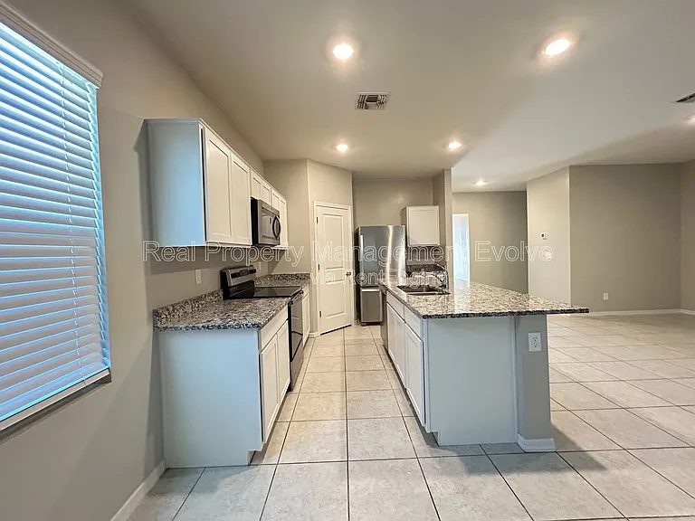 6511 W Magdalena Ln — Photo 10