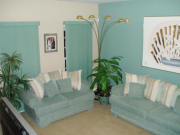 Living room w/cable hook-up