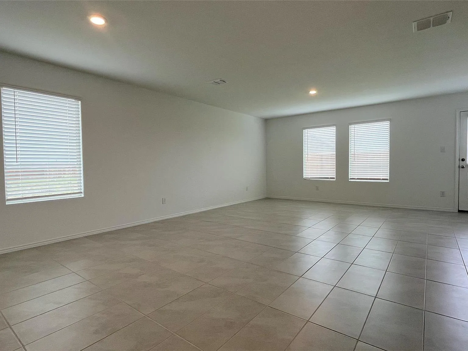 4 bed, 1705 sqft, $2,300 — Photo 3